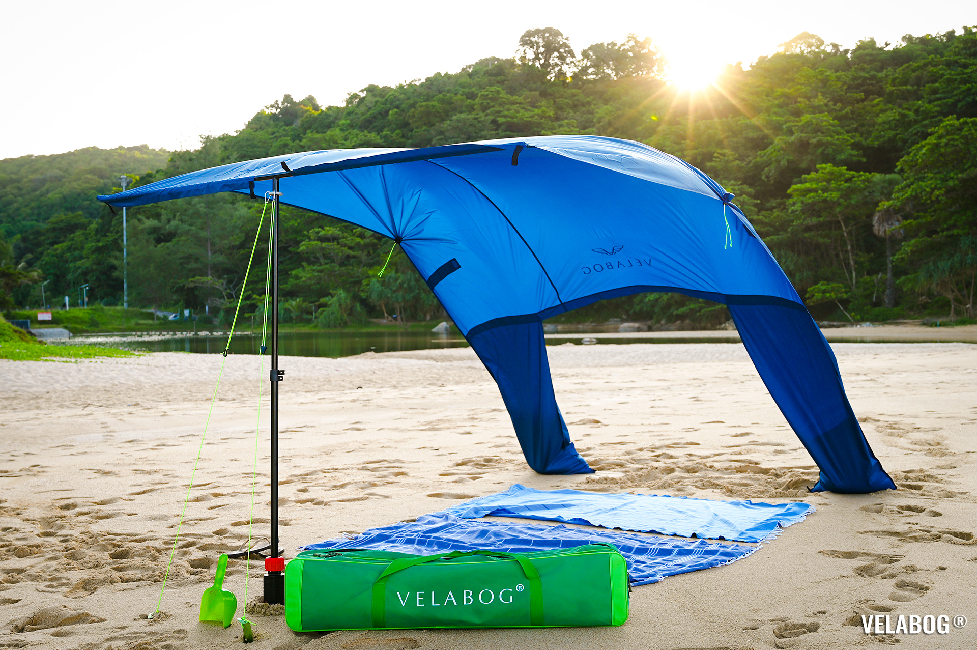 Beach sun sail Velabog Breeze, nightblue. High and airy sun shelter on the beach, best beach sun canopy tent. Setup option for light to strong wind. Front view.