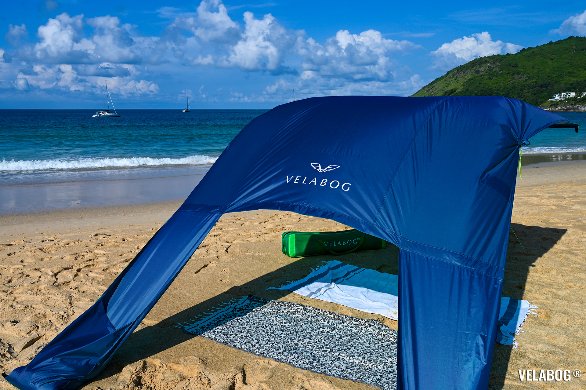 Beach sun sail Velabog Breeze, nightblue. High quality sun shelter on the beach. Best beach sun canopy tent. Setup option for light to strong wind. View from behind.