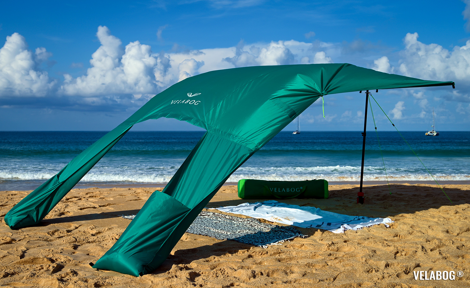 Beach sun sail, beach canopy Velabog Breeze. Setup option A - light to strong wind. Color green. Best sun shelter and beach shade. | Velabog ©