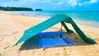Beach sun sail Velabog Breeze, green, on the windless beach. Beach sun sail, beach umbrella and beach tent in one. Best beach canopy. Thanks to its light weight, it is easy to go far from the crowds. Flexible and independent.