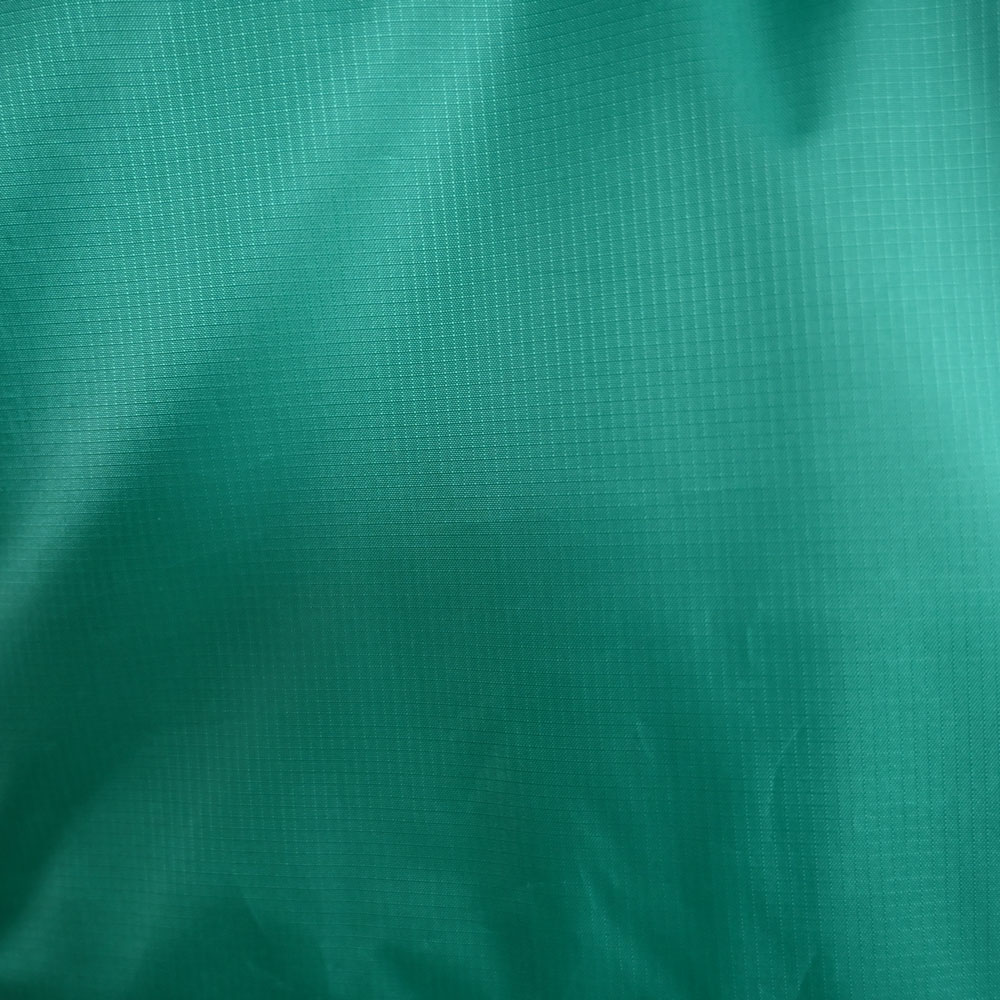 Szczegóły dotyczące powierzchni materiału żagla słonecznego Velabog Breeze. 100% poliester ripstop. Kolor zielony.
