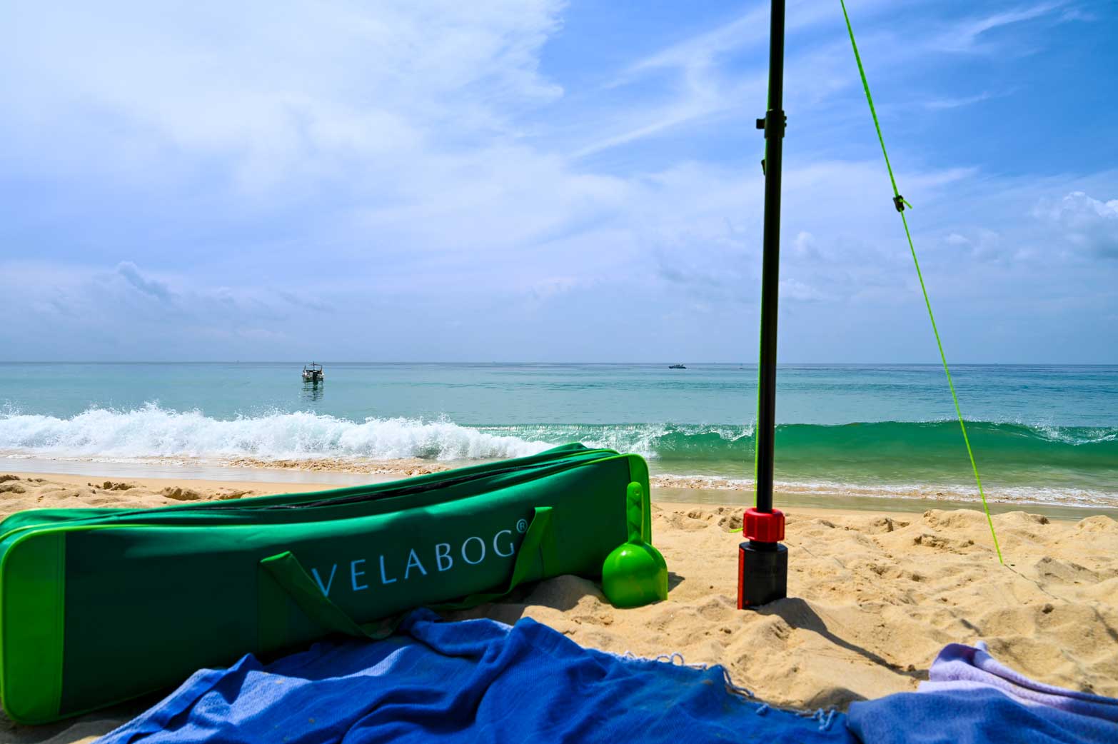Przestronna, wytrzymała zielona torba Velabog. Dwie komory: jedna 6 cm i druga 11 cm szerokości. Długość 105 cm, szerokość całkowita 17 cm, wysokość 22 cm. Dużo miejsca na wszystko, co chcesz zabrać na plażę.