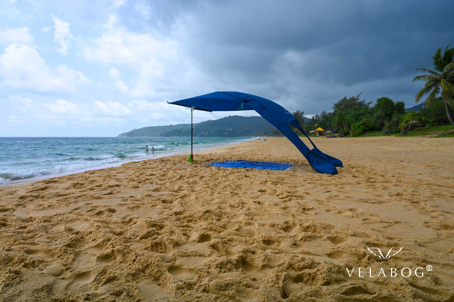 Velabog «Breeze»żagiel słoneczny - ciemnoniebieski. Najlepsza ochrona przed deszczem i słońcem na plaży. Może być ustawiony przy lekkim lub silnym wietrze. Panorama.