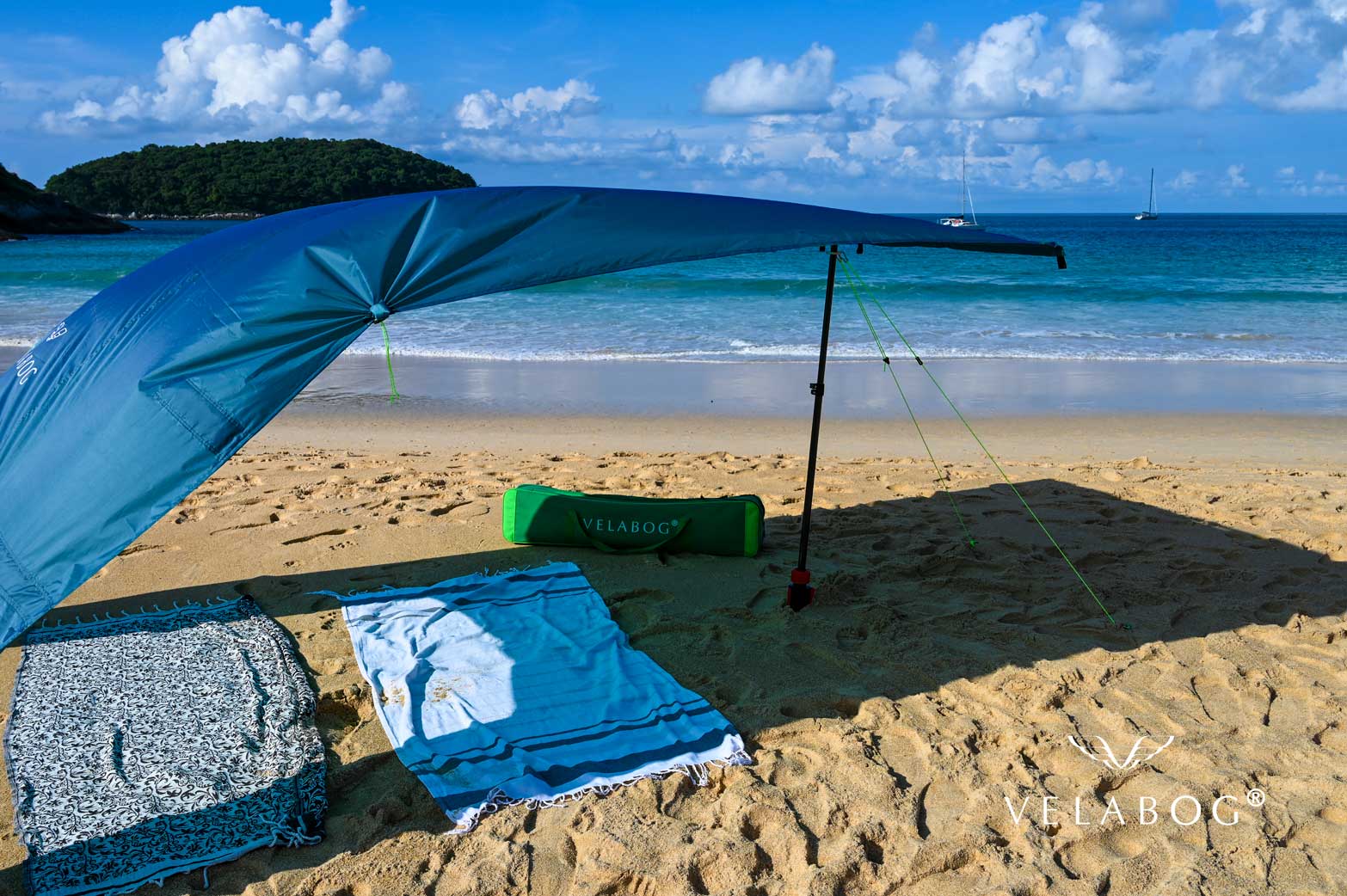 Velabog «Breeze» żagiel słoneczny - niebieskia. Lepsze niż plażowe parasole i muszle. Może być ustawiony przy lekkim lub silnym wietrze. Widok z boku. Szczegóły.