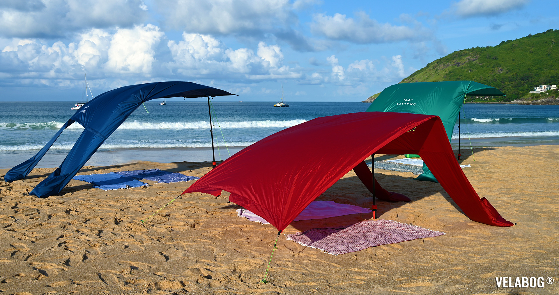 Tende spiaggia Velabog Breeze su spiaggia ventosa. Eccellente stabilità contro il vento rispetto agli ombrelloni spiaggia.