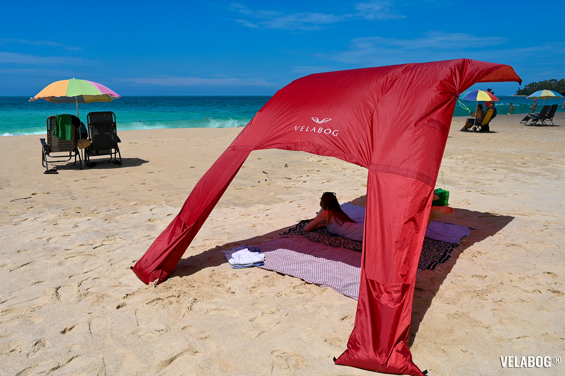 Tenda da spiaggia Velabog Breeze, rossa. Molta più ombra rispetto agli ombrelloni. Ombra generosa.