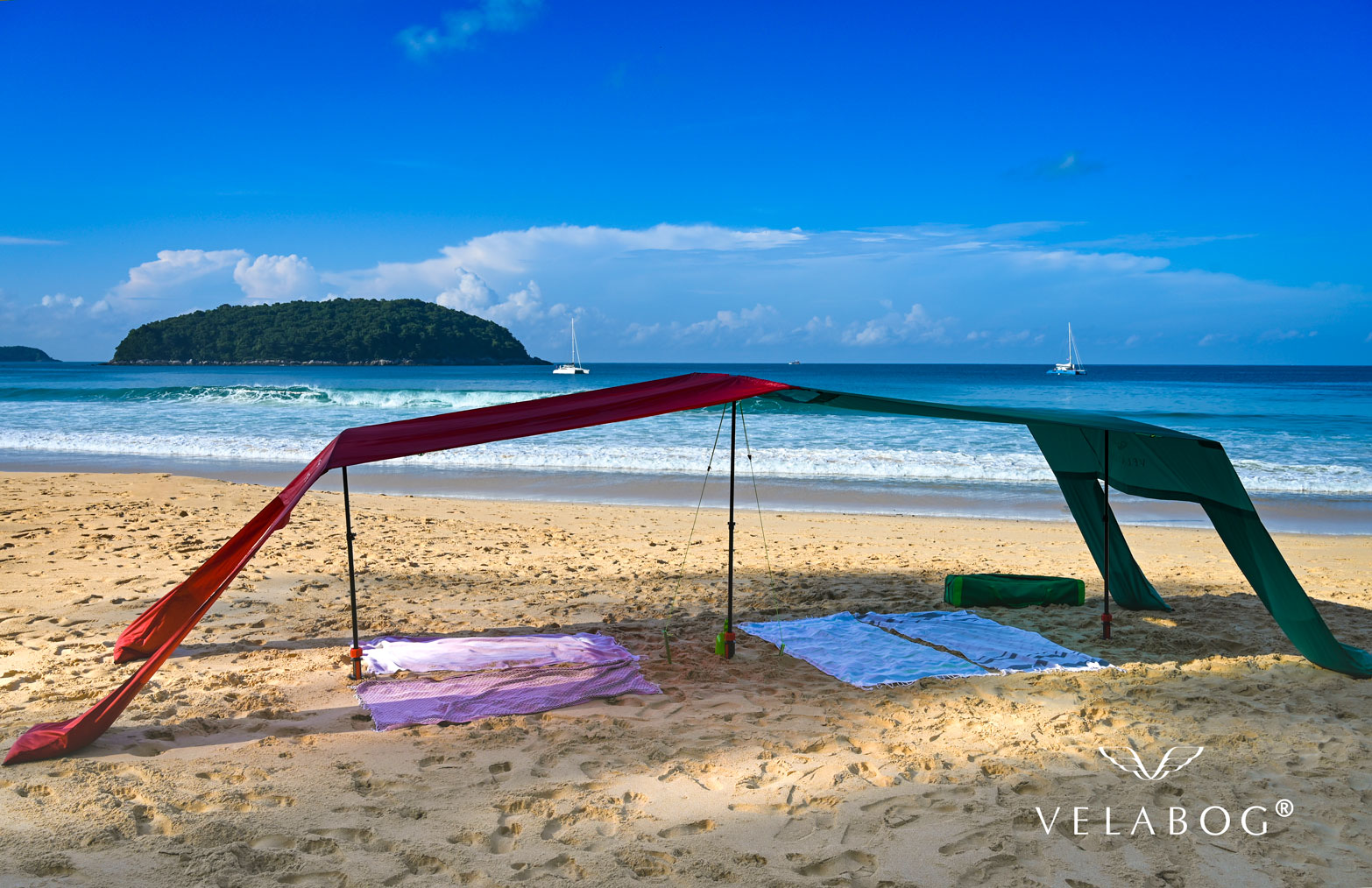 Combinación de dos toldos playa Velabog Breeze. La mejor refugio y protección solar en la playa con una gran sombra. Opción de montaje con kit de ampliación para días sin viento o con poco viento. Vista completa.