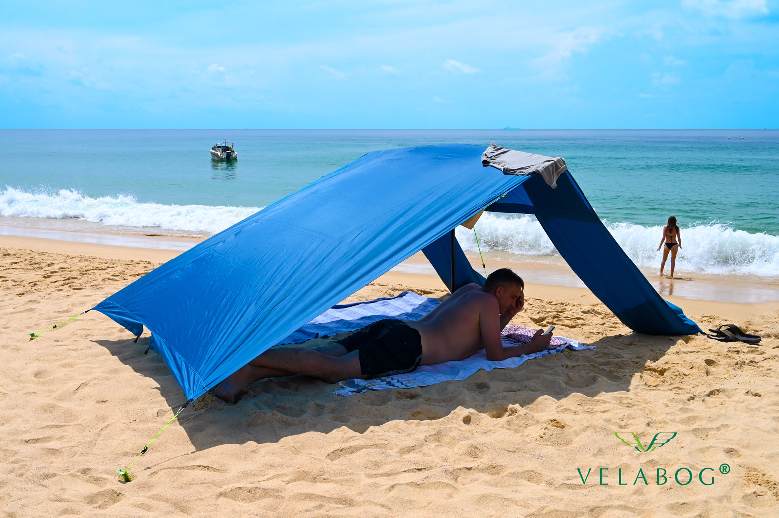 Toldo playa Velabog Breeze azul. Protección solar con ventilación incluso en los días sin viento en Tailandia. Opción de montaje - días sin viento, con poco viento o racheado. La mejor carpa en la playa.