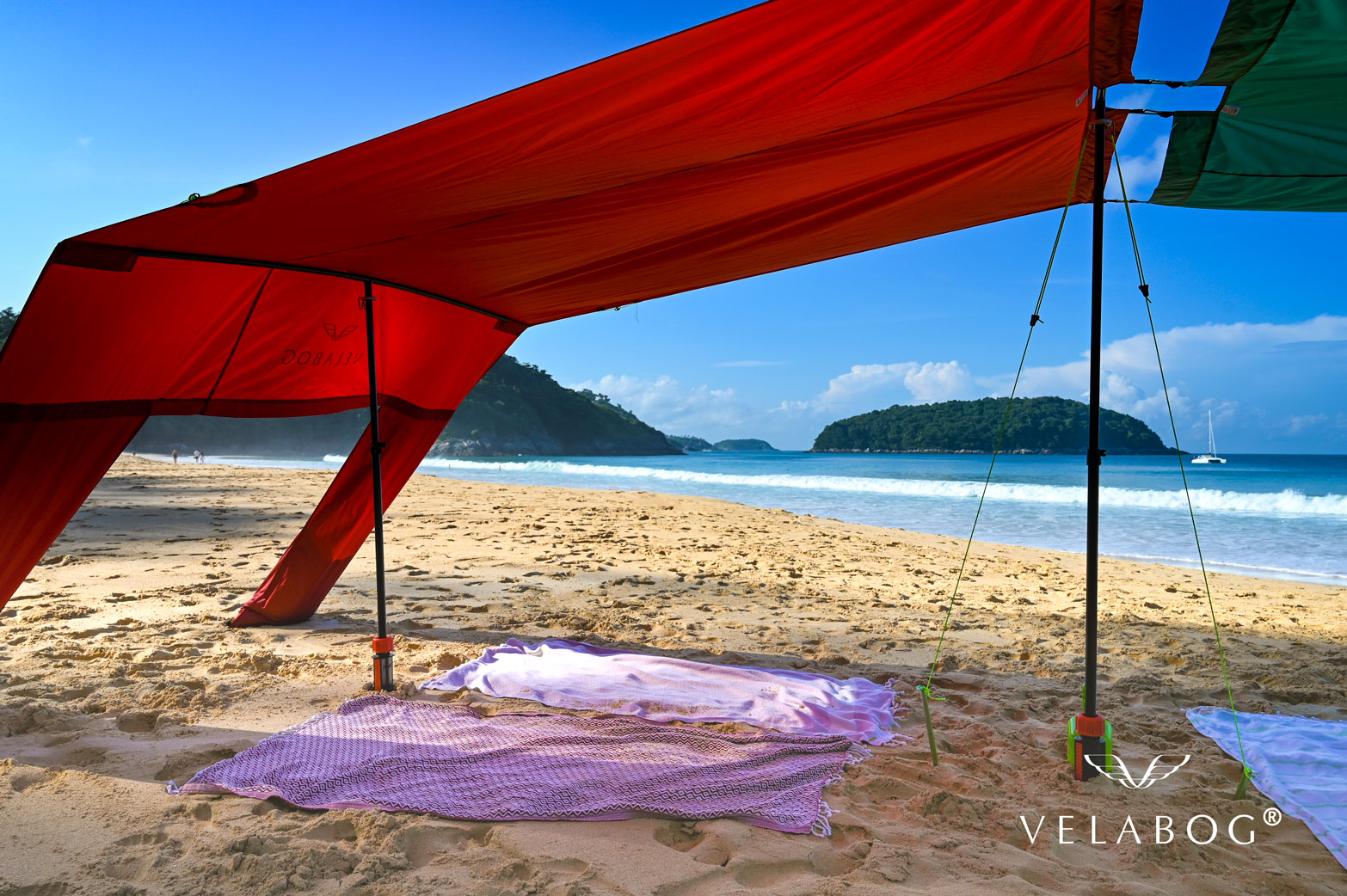 Combinación de dos toldos playa Velabog Breeze. Refugio solar en la playa con mucha sombra para 6 personas como mínimo. La mejor carpa en la playa. Opción de montaje con kit de ampliación para días sin viento o con poco viento. Detalles.