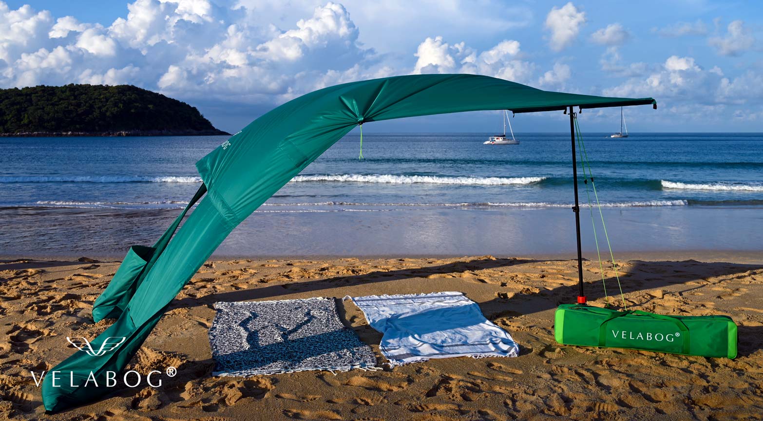 Toldo playa Velabog Breeze verde. Mejor y más elegante que las sombrillas y carpas de playa tradicionales. La mejor refugio y protección solar en la playa. Opción de montaje desde viento ligero a fuerte. Vista lateral.
