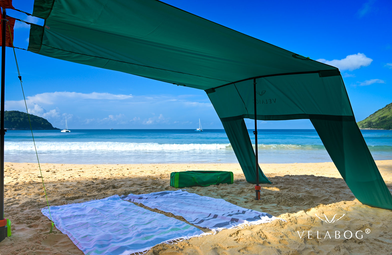 Dos toldos playa Velabog Breeze en montaje combinado. Refugio solar en la playa con mucha sombra para toda la familia. La mejor carpa en la playa. Opción de montaje con kit de ampliación para días sin viento o con poco viento. Detalles.