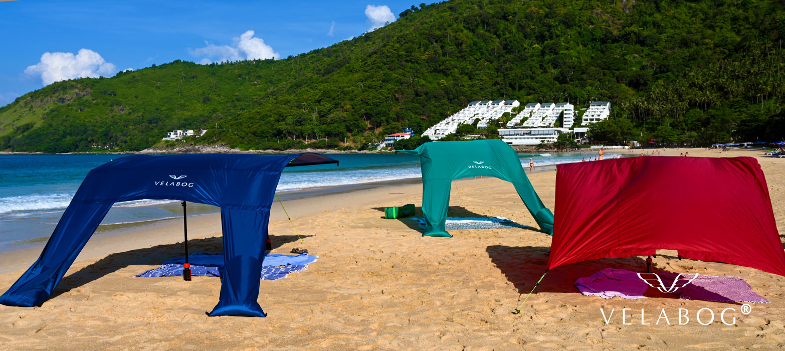 Tres toldos para playa Velabog Breeze muestran las diferentes opciones de montaje. La mejor refugio y protección solar flexible en la playa. Vista desde atrás.