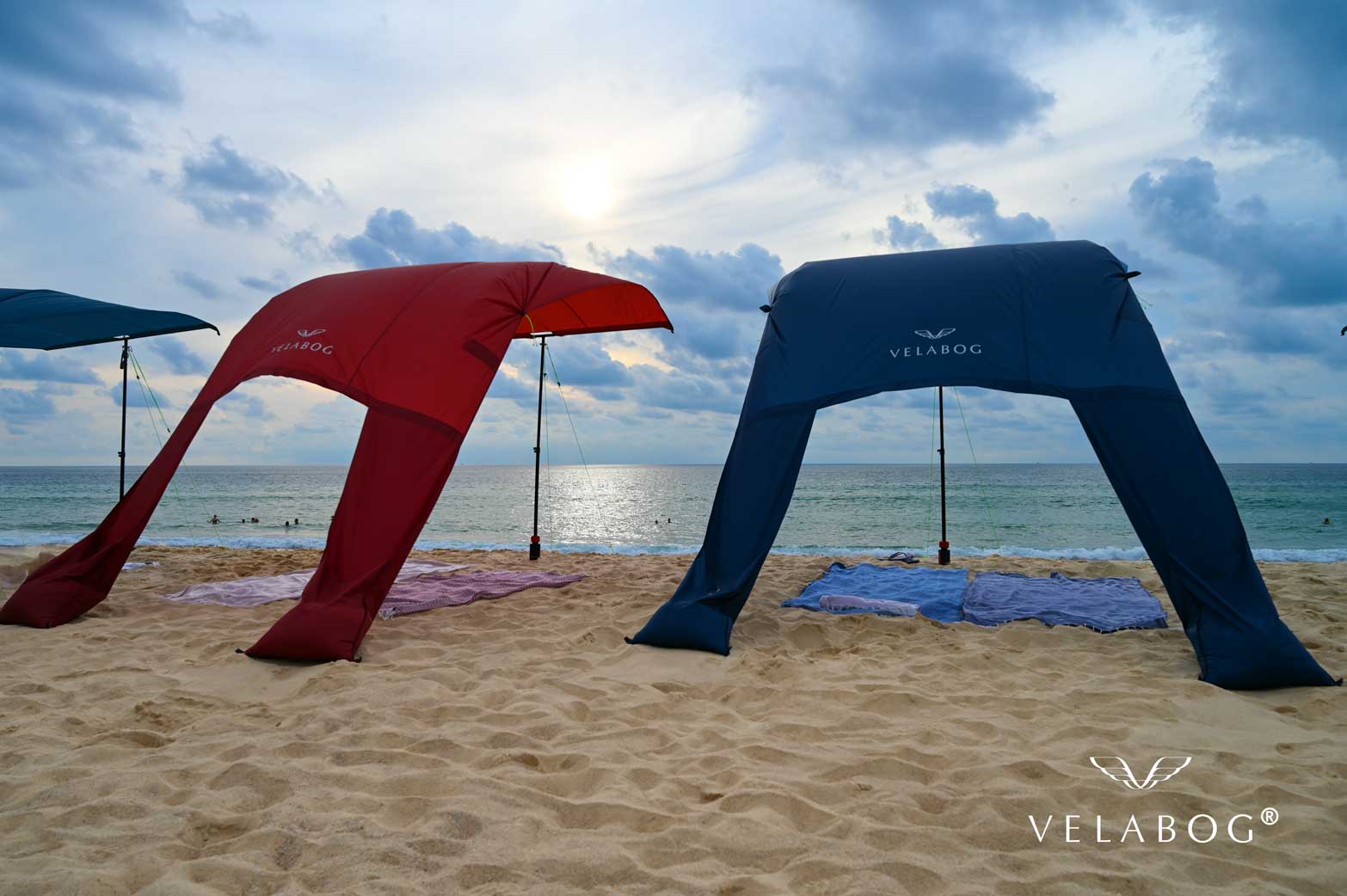 Deux voiles d’ombrage tentes plage Velabog Breeze. Meilleure protection anti-UV sur une plage venteuse. Le meilleur auvent de plage. Option de montage par vent faible à fort. Vue de dos.