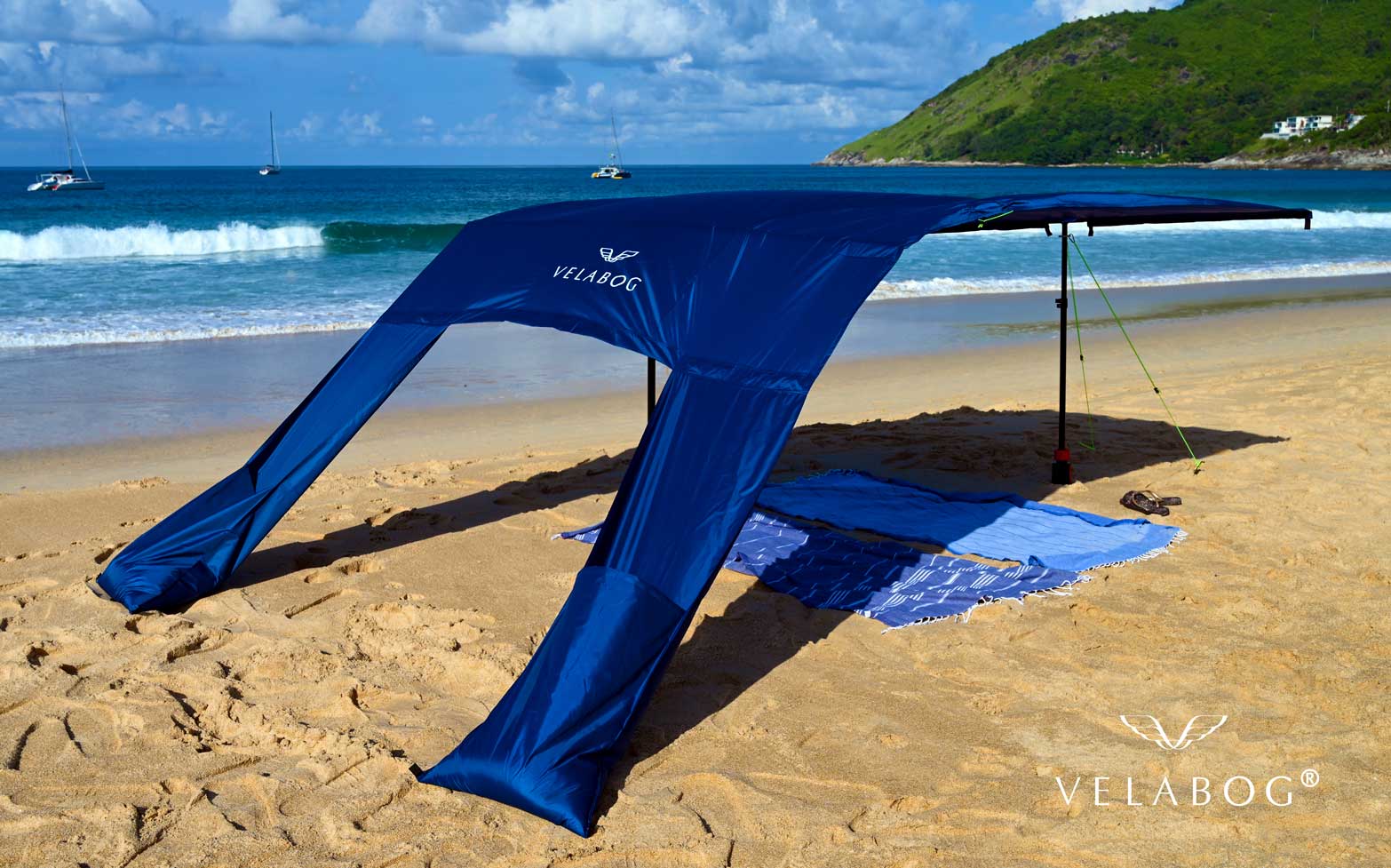 Voile d’ombrage tente plage Velabog Breeze, bleu nuit. Excellente résistance au vent par rapport aux parasols et tentes de plage. Le meilleur auvent de plage. Option de montage avec le kit d’extension quand il n’y a pas de vent, par vents faibles ou en rafales. Vue latérale.