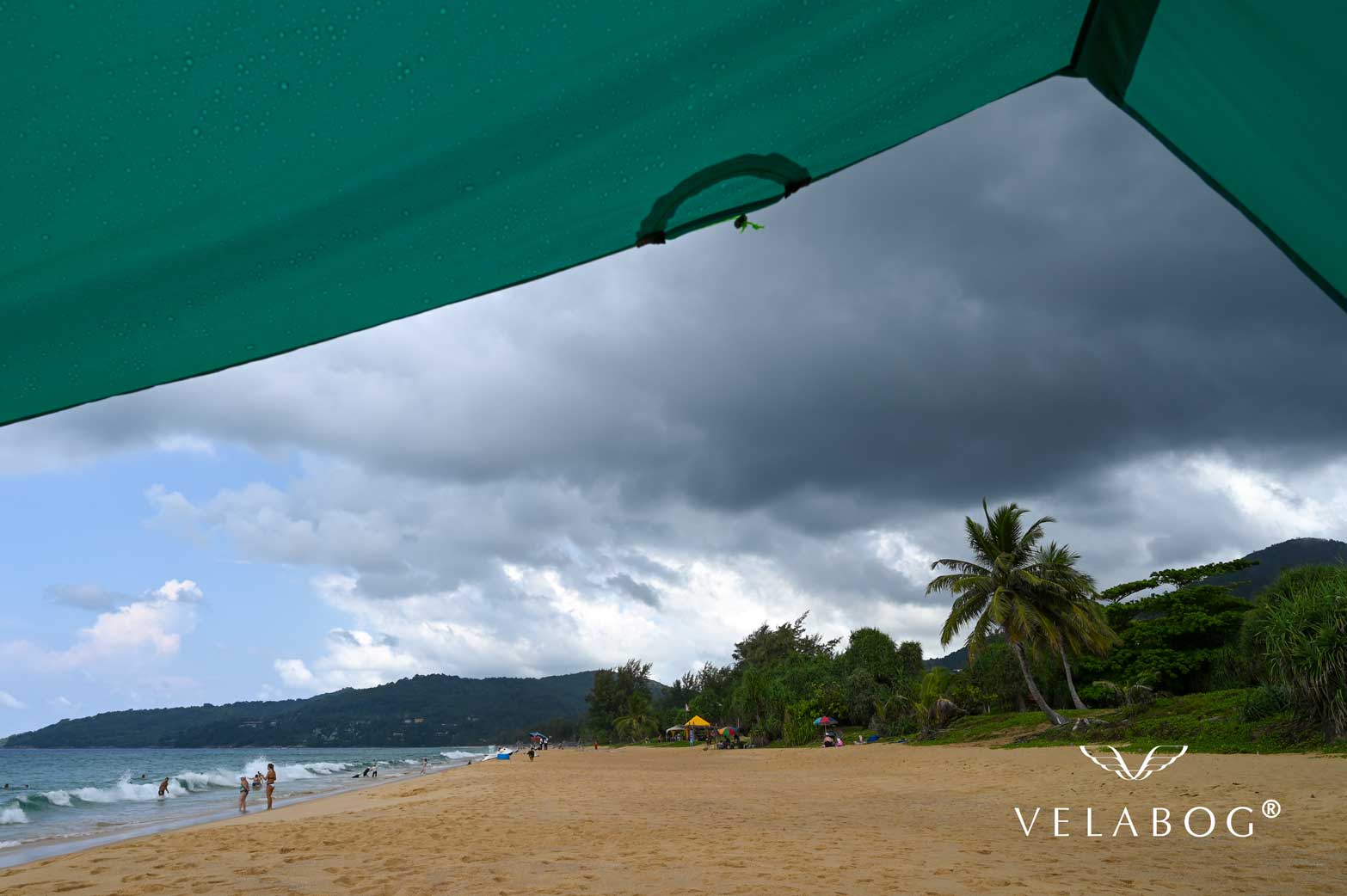 Voile d’ombrage tente plage Velabog Breeze, vert. Meilleure protection anti-UV pour la plage, même en cas d’averse. Le meilleur auvent de plage. Option de montage - pas de vent, vent faible ou vent en rafales. Vue de dessous. Zoom.