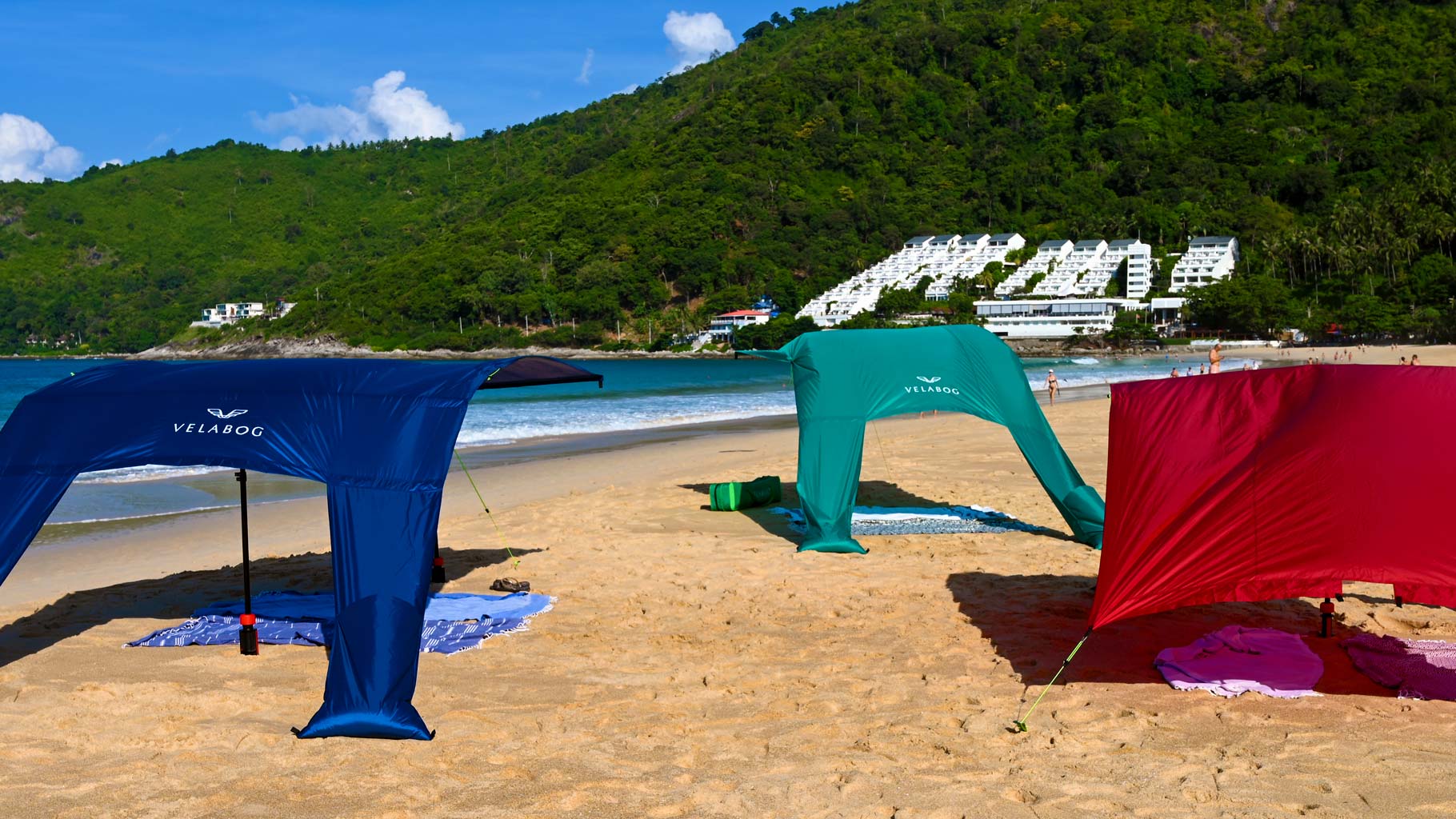 Drei Strand Sonnensegeln Strandzelte Velabog Breeze zeigen unterschiedliche Aufbaumöglichkeiten. Beste Alternative zu Strandschirm, Strandzelt und Strandmuschel. Ob ohne Wind oder bei jeder Art von Wind, Sie haben immer den optimalen Sonnenschutz am Strand.