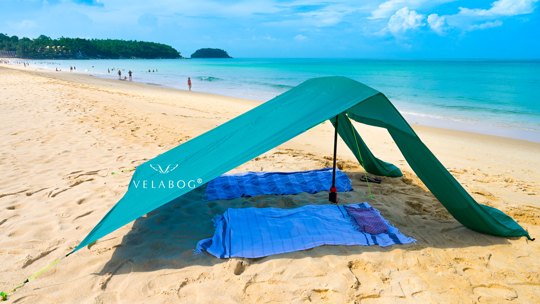 Grünes Strand Sonnensegel Strandzelt Velabog Breeze am windstillen Strand. Strand Sonnensegel, Strandschirm und Strandzelt in einem. Dank seinem leichten Gewicht ist es ein Leichtes weit weg von den Massen zu gehen. Flexibel und unabhängig.