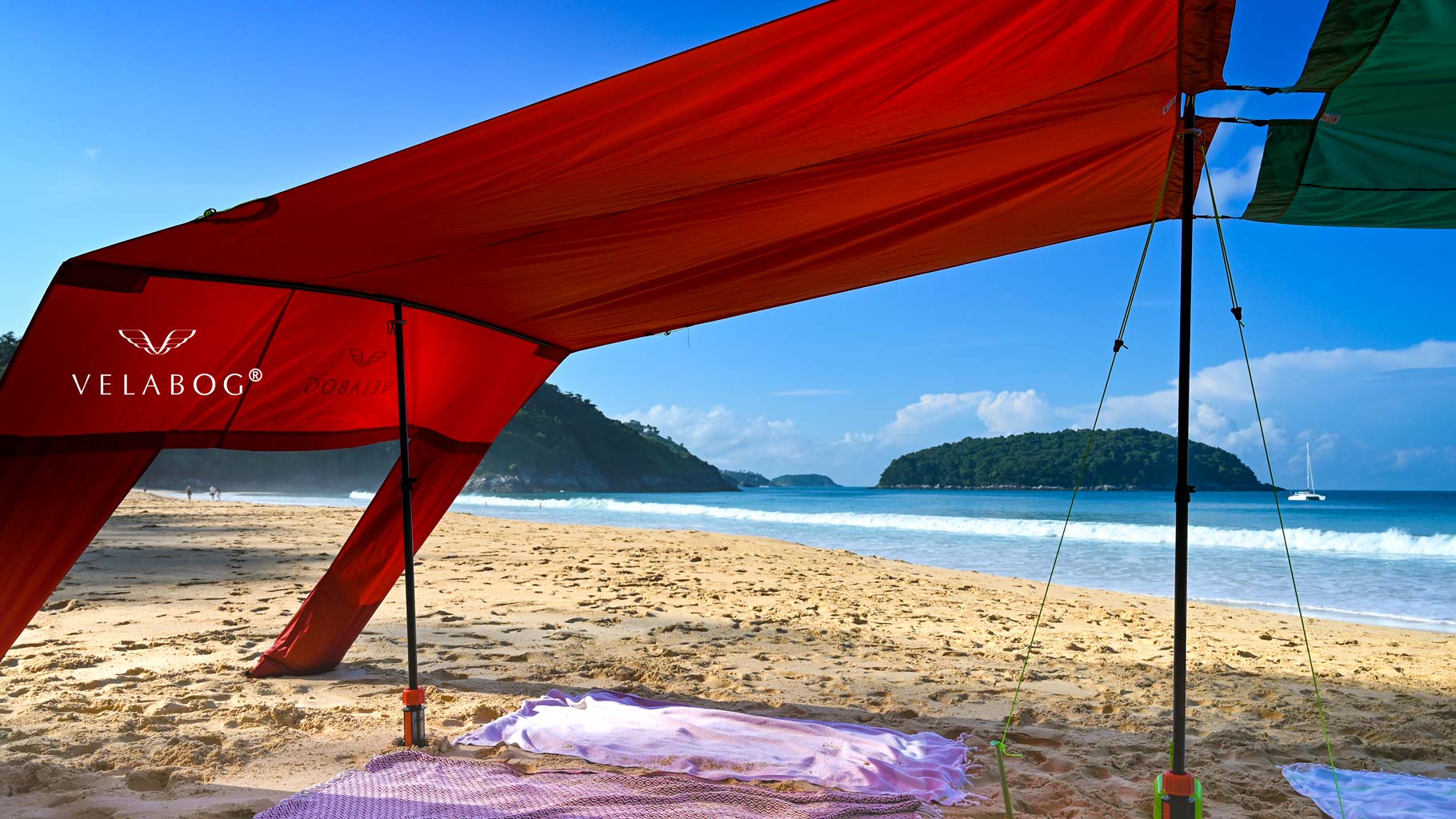Rotes Strand Sonnensegel Strandzelt Velabog Breeze in Kombination mit einem zweiten Strand Sonnensegel. Kombination mit Hilfe von Erweiterungs-Set zu einem riesigen Strandzelt mit viel Schatten für die ganze Familie und Freunde. Details.