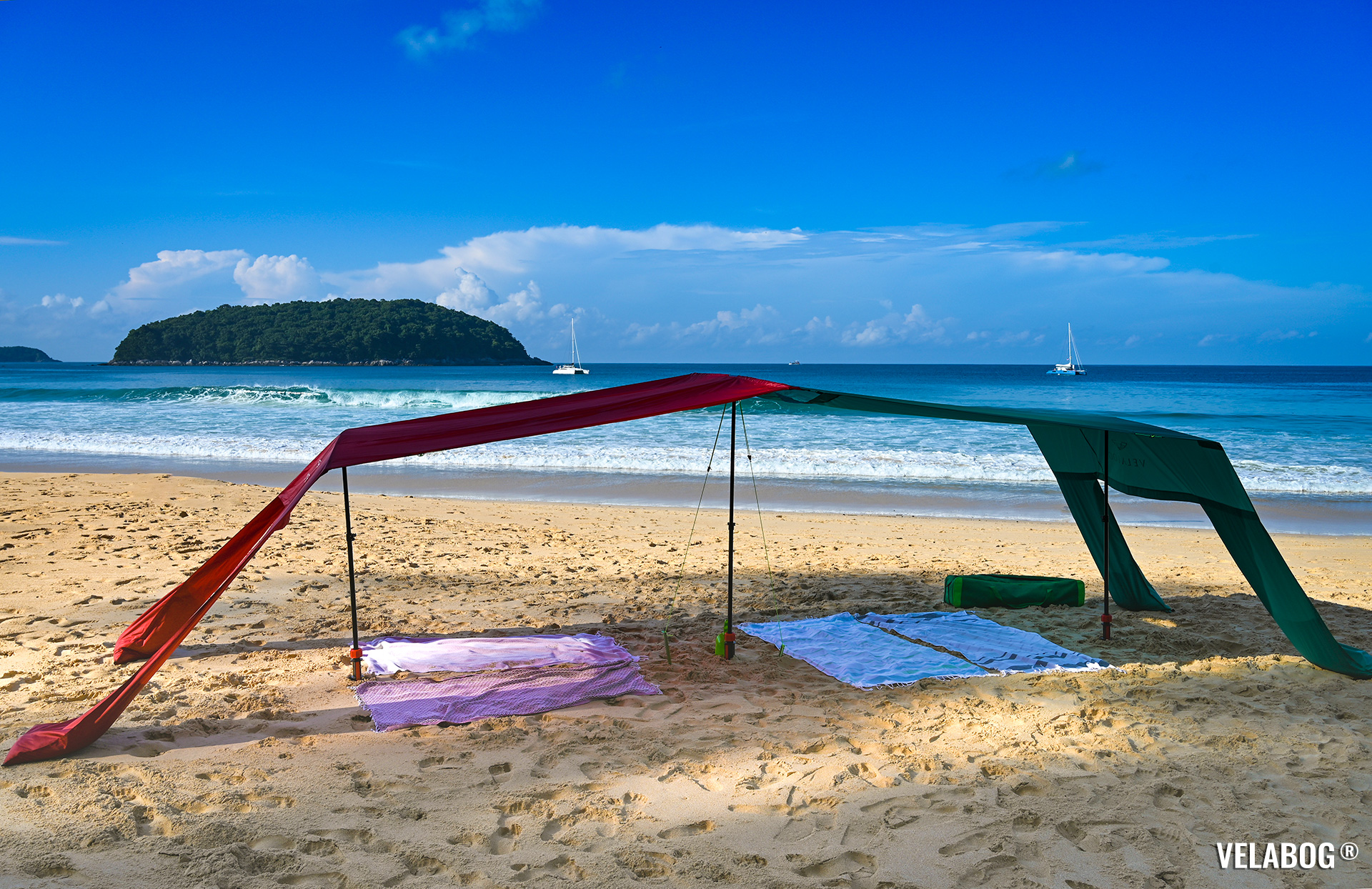 Kombination aus zwei Strand Sonnensegeln Strandzelte Velabog Breeze. Bester Sonnenschutz am Strand mit grossen Schatten. Aufbauoption mit Erweiterungs-Set beim keinen oder leichten Wind. Vollansicht.