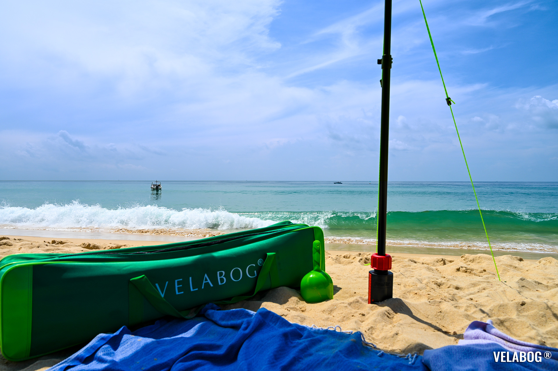 Geräumige robuste grüne Tasche von Velabog. Zwei Fächer: eins 6 cm und das andere 11 cm breit. Länge 105 cm, Gesamtbreite 17 cm, Höhe 22 cm. Viel Platz für alles was Sie auf den Strand mitnehmen möchten.
