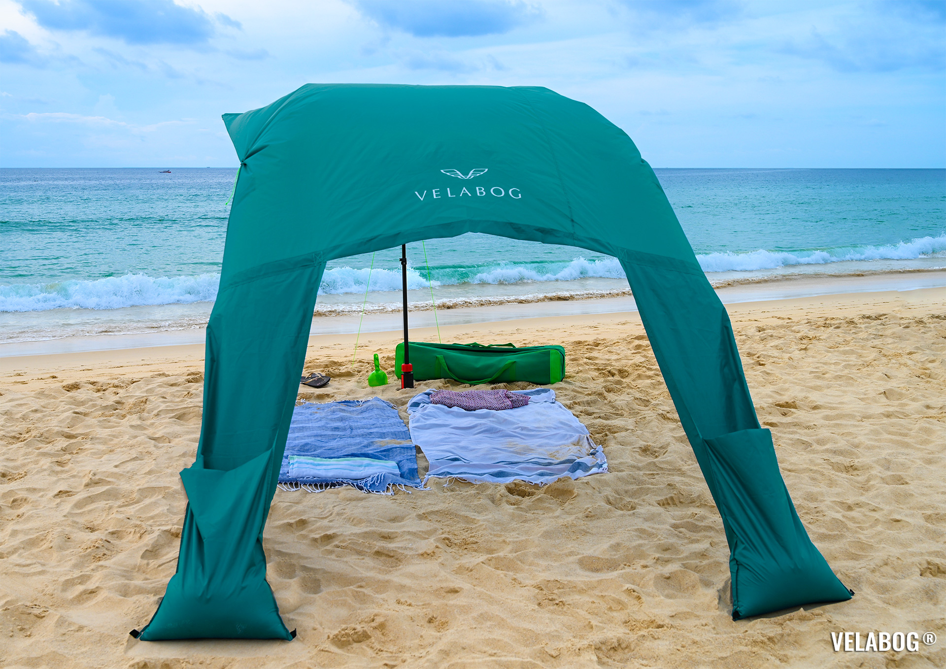 Strand Sonnensegel Strandzelt Velabog Breeze, grün, am Strand in Thailand. Bester Sonnenschutz Strand, gross und luftig. Beste Alternative zu Strandschirmen, Strandzelten und Strandmuscheln. Test Strand Sonnensegel Aufbauoption beim leichten bis starken Wind. Ansicht von hinten.