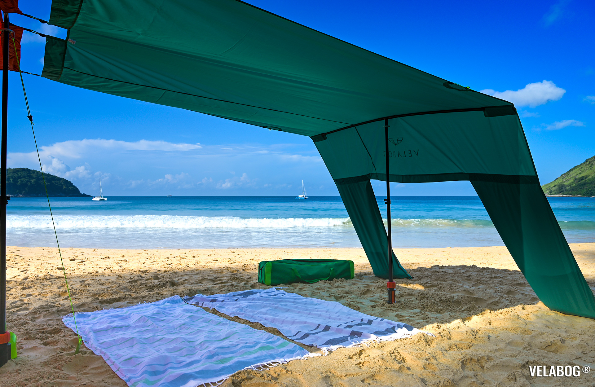 Zwei Strand Sonnensegeln Strandzelte Velabog Breeze im kombinierten Aufbau. Bester Sonnenschutz am Strand mit viel Schatten für ganze Großfamilie. Aufbauoption mit Erweiterungs-Set beim keinen oder leichten Wind. Details.