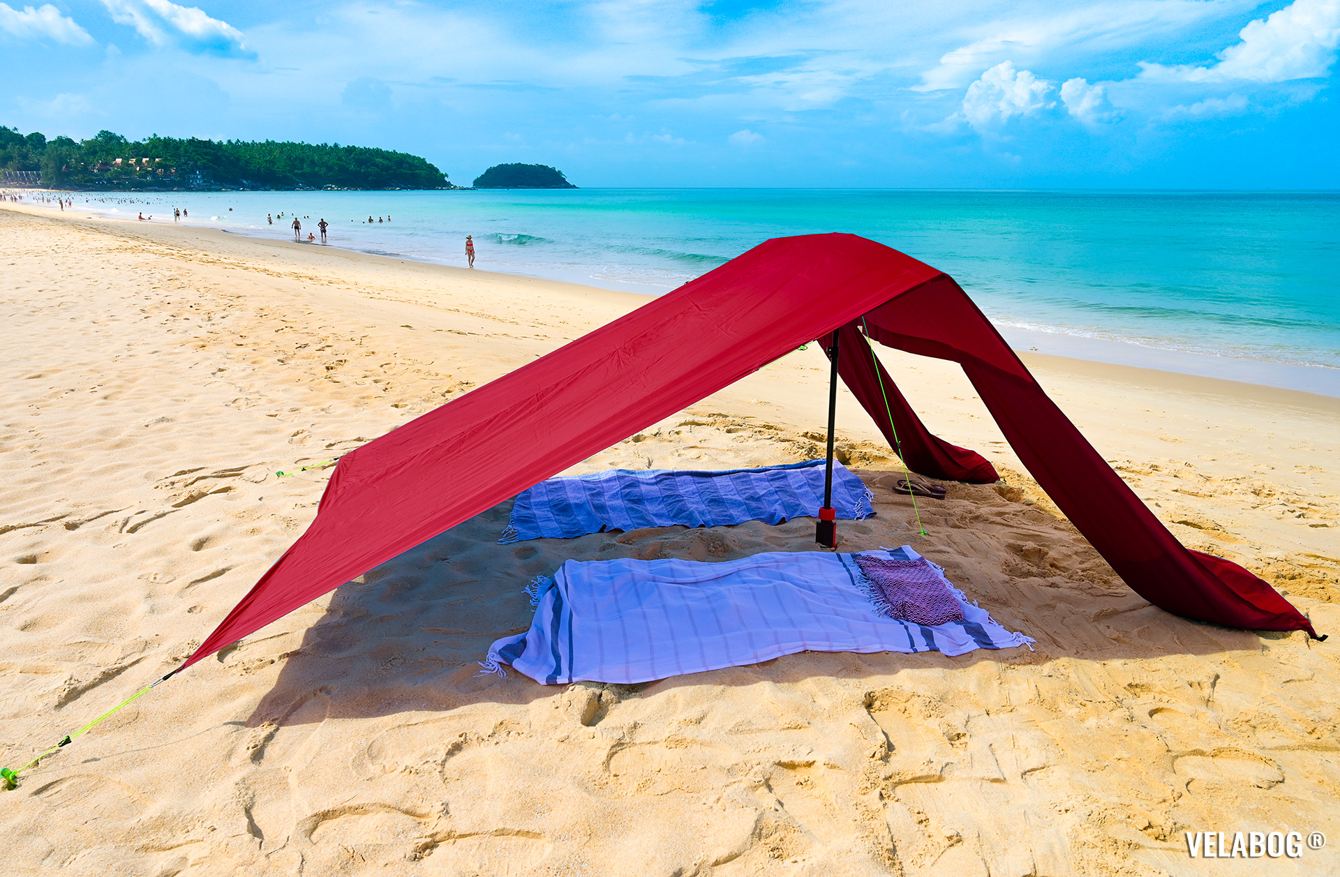 Strand Sonnensegel Strandzelt Velabog Breeze, rot. Bester Sonnenschutz am Strand auch wenn es kein Wind gibt. Test Strand Sonnensegel Aufbauoption - kein, leichter oder böiger Wind. Ansicht von der Seite.