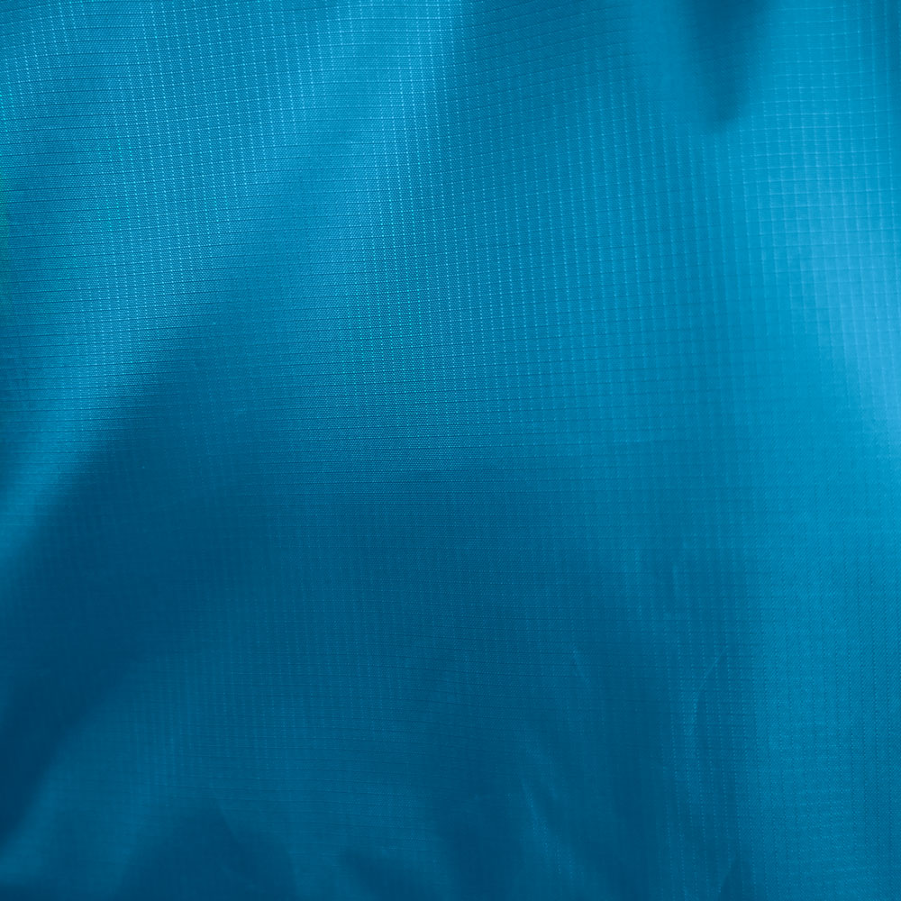 Detailausschnitt von der Stoffoberfläche des Strand Sonnensegels Velabog Breeze. 100% Ripstop Polyester. Farbe blau.