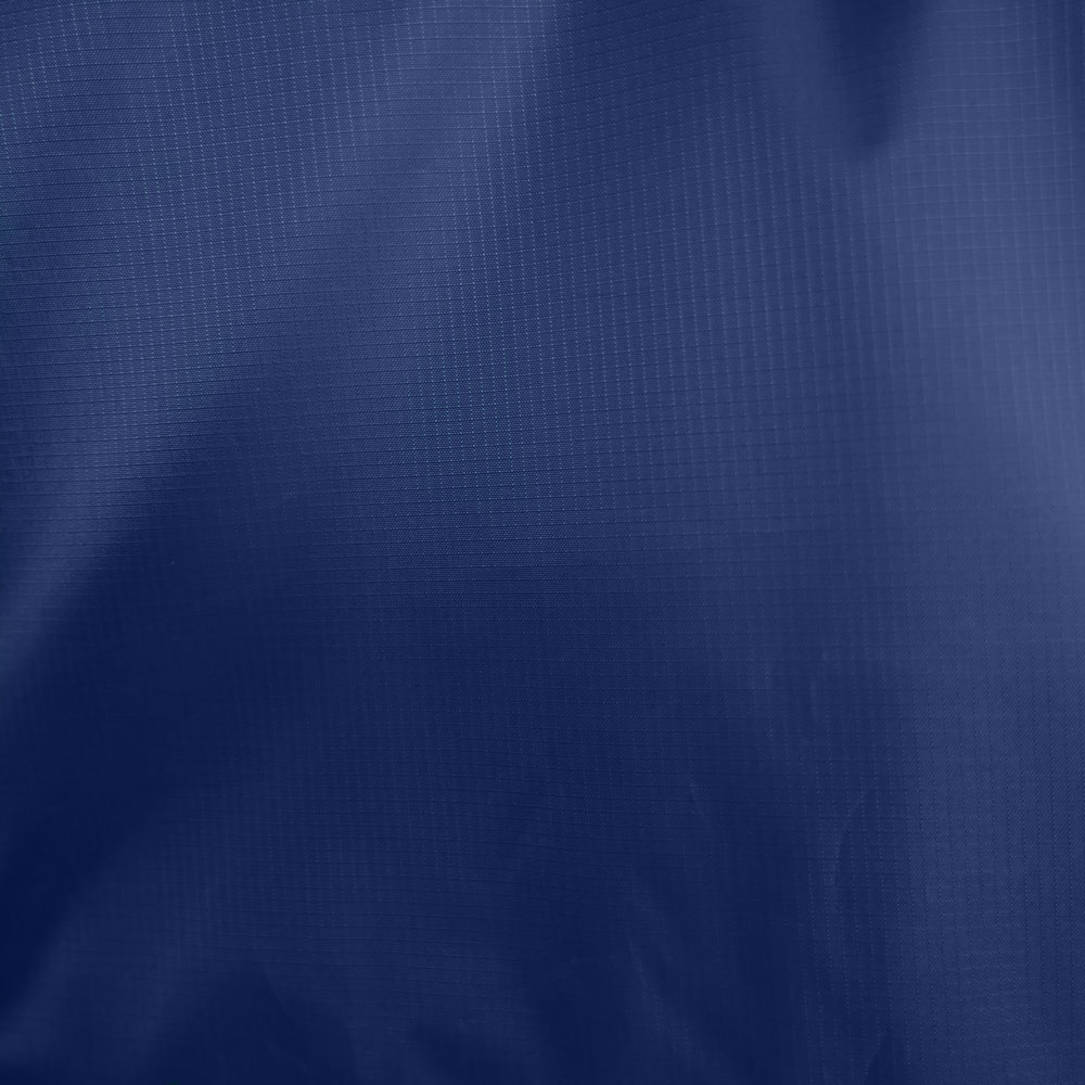 Zoom zur le relief du tissu du voile d’ombrage tente plage Velabog Breeze. 100 % Polyester côtelé. Coloris bleu nuit.