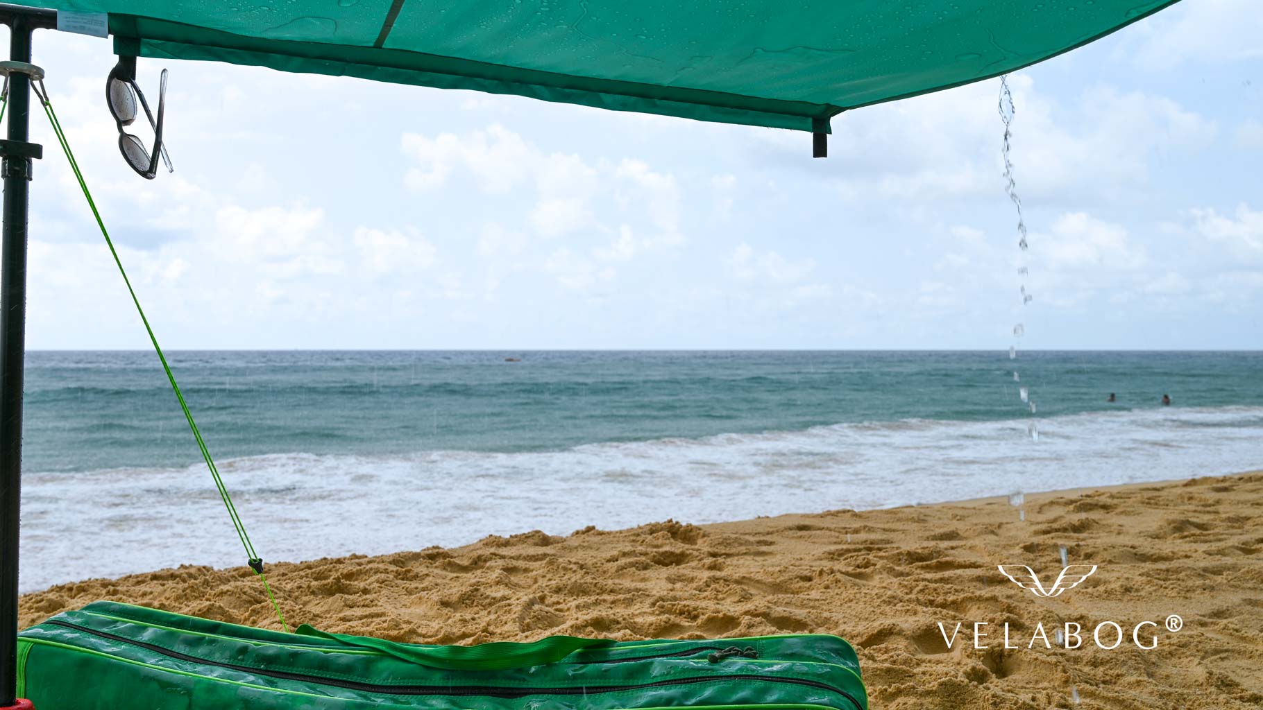 El toldo playa Velabog Breeze en la playa también protege de un chubasco corto. Toldo playa, sombrilla y refugio de playa en uno. De esta forma tiene todo lo que necesita para disfrutar realmente de la playa sin problemas.