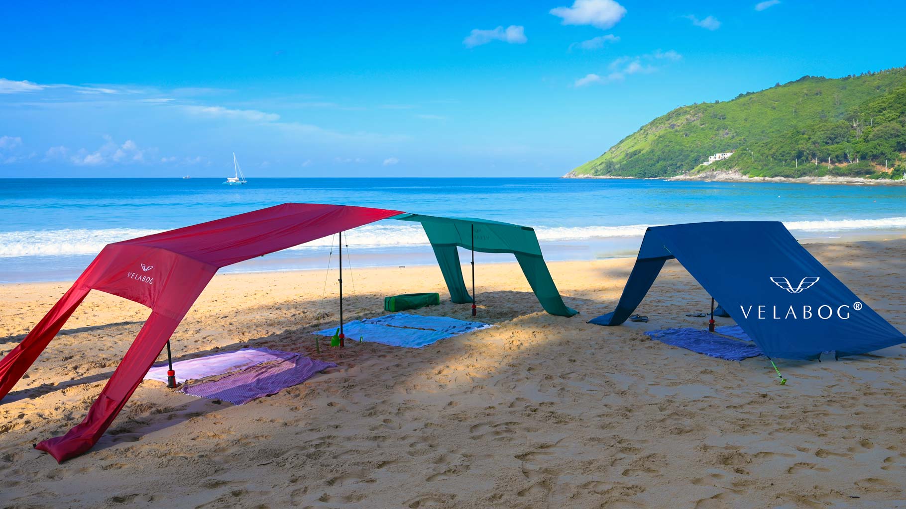Tre vele da sole tende da spiaggia Velabog Breeze sulla spiaggia senza vento. Combinazione tramite il set di espansione. Vela da sole, ombrellone e tenda da spiaggia in uno. Fornisce molta ombra per tutta la famiglia e gli amici. Miglior tettoia da spiaggia.