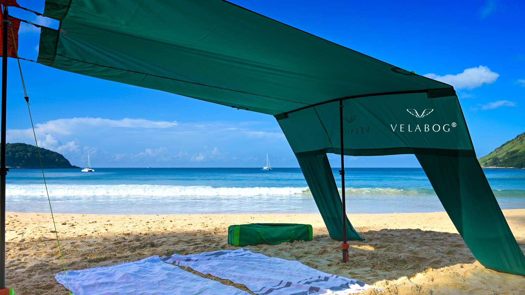 Vela da sole tenda spiaggia Velabog Breeze, verde, in combinazione con una seconda vela da sole sulla spiaggia. Combinazione con set di espansione per formare una gigantesca tenda da spiaggia con tanta ombra per tutta la famiglia e gli amici. Miglior tettoia da spiaggia.
