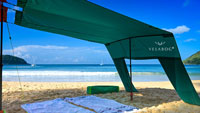 Żagiel słoneczny namiot plażowy Velabog Breeze, zielony, w połączeniu z drugim żaglem na plaży. W połączeniu z zestawem rozszerzającym zmienia się do gigantycznego namiotu plażowego z dużą ilością cienia dla całej rodziny i przyjaciół. Najlepsze zadaszenie na plażę.